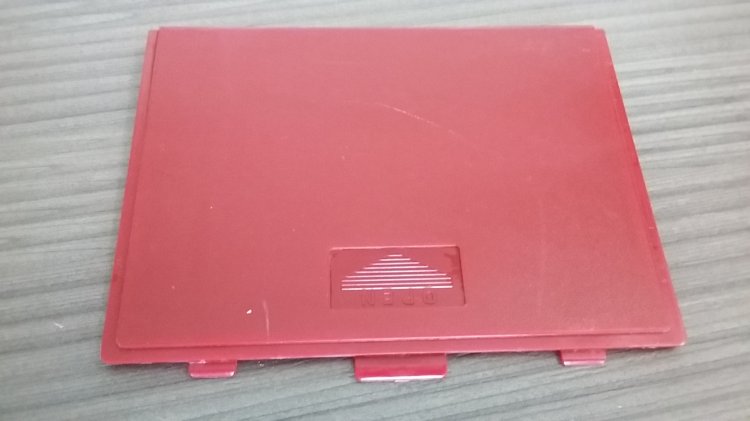 Famicom Disk System battery cover - Click Image to Close