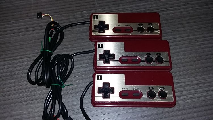 Famicom controller pad - Player 1 - good condition - Click Image to Close