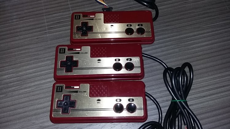 Famicom controller pad - Player 2 - good condition - Click Image to Close
